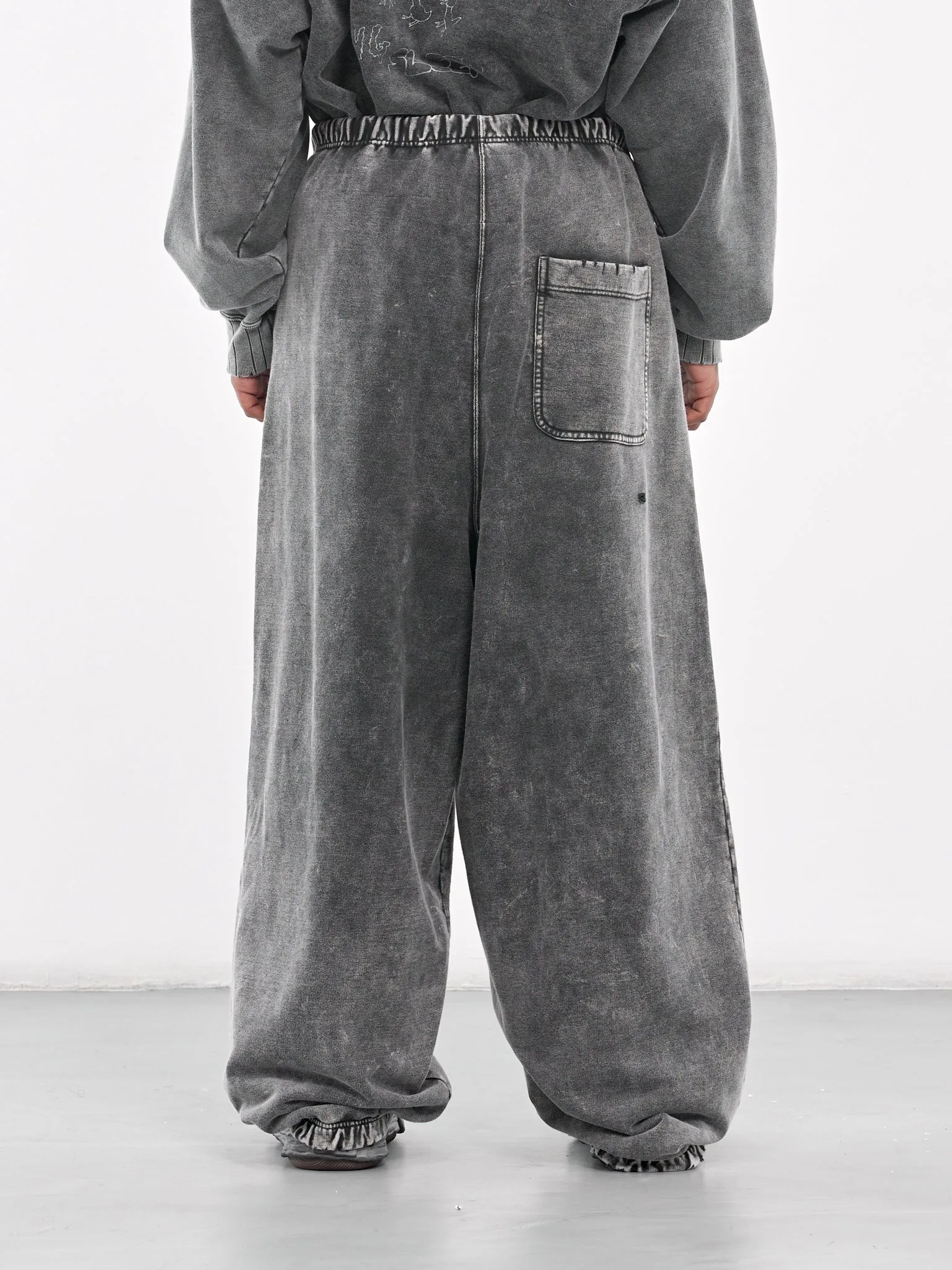 Distressed Graphic Sweatpants (A13PT553-BLACK)